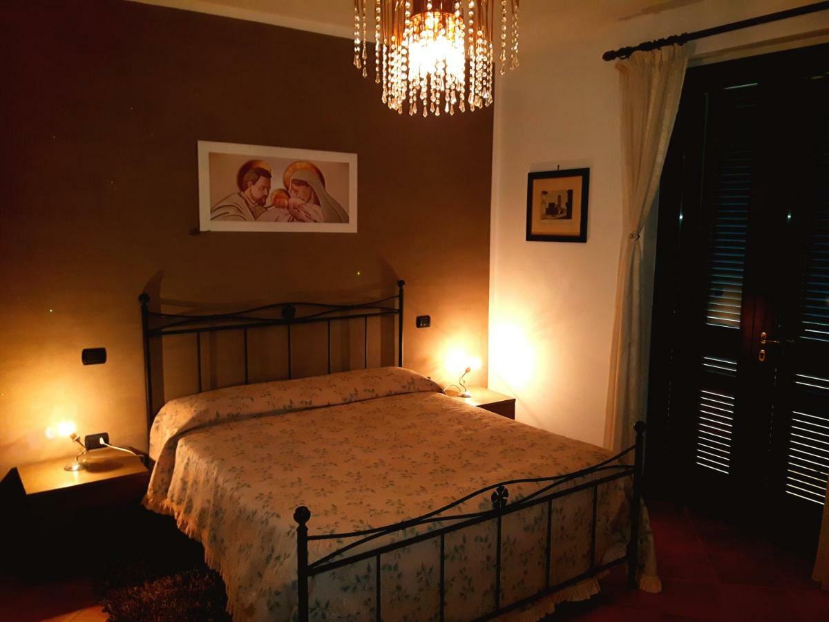 לינה וארוחת בוקר פוליניו Elisa House מראה חיצוני תמונה